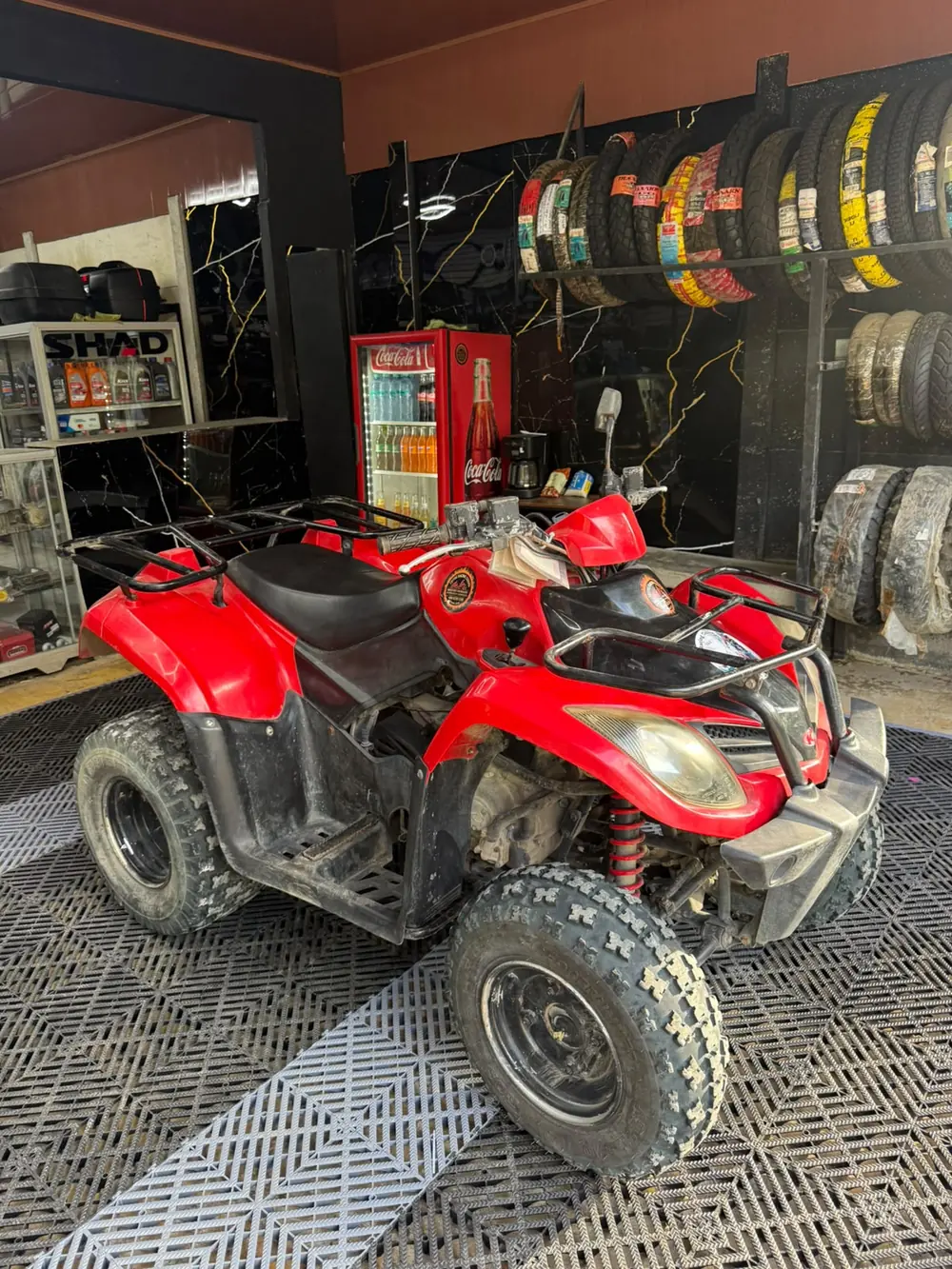 Kymco rojo — vista diagonal